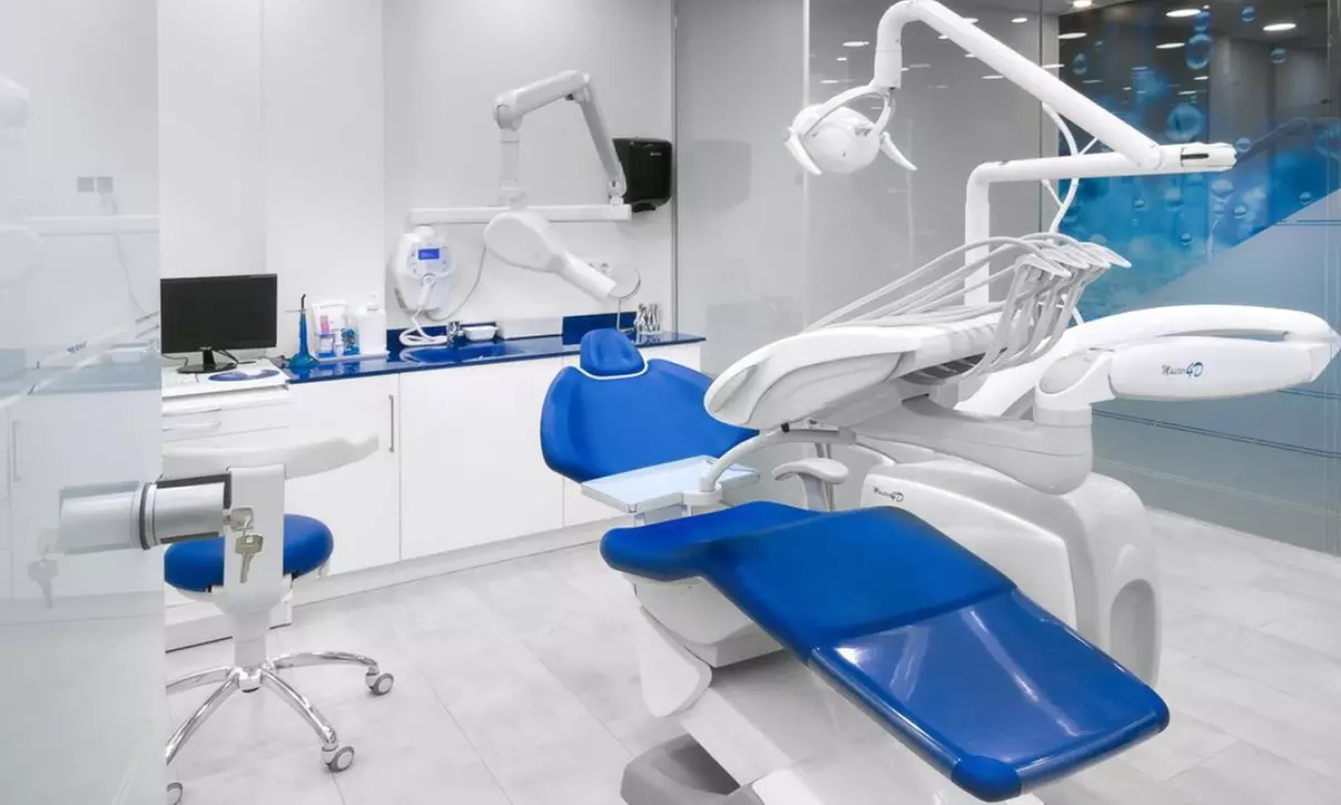 Limpieza bucal completa con opción a radiografía y blanqueamiento con férulas para 1, ahorra hasta un 78% - Primary Image