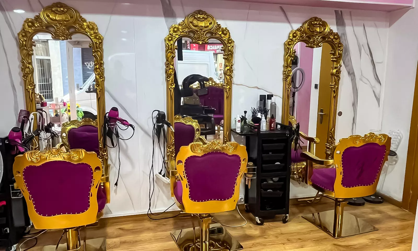 Sesión de peluquería con corte, brushing y opción a tinte de raíz, completo o mechas para 1; ahorra hasta un 77% - Second Medium