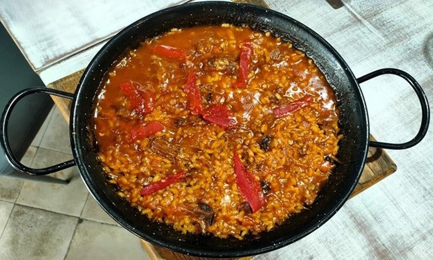 Image 3: Delicioso menú andaluz en el centro de Sevilla con paella y vino