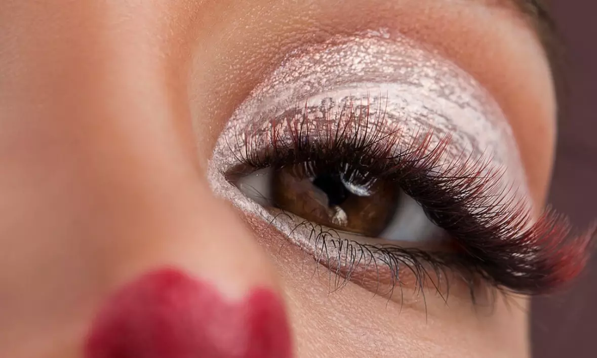 Perfekter Augenaufschlag ohne Mascara: Wimpernverlängerung mit der 1:1- oder Volumen-Technik für 1 Person - Primary Image