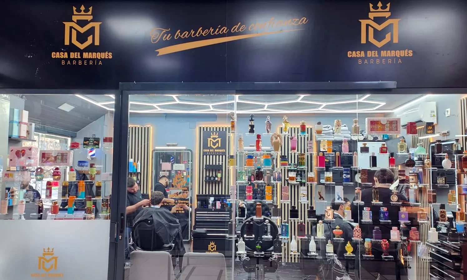 Sesión de peluquería masculina con arreglo de barba y vapor de ozono