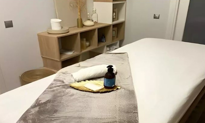 Image 5: Masaje balines de 45 o 60 minutos con lifting facial japonés para 1