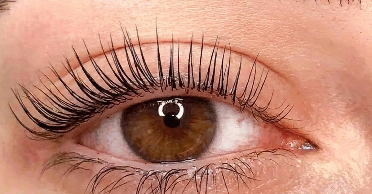 Servicio de lifting y tinte de pestañas y diseño de cejas en Granada