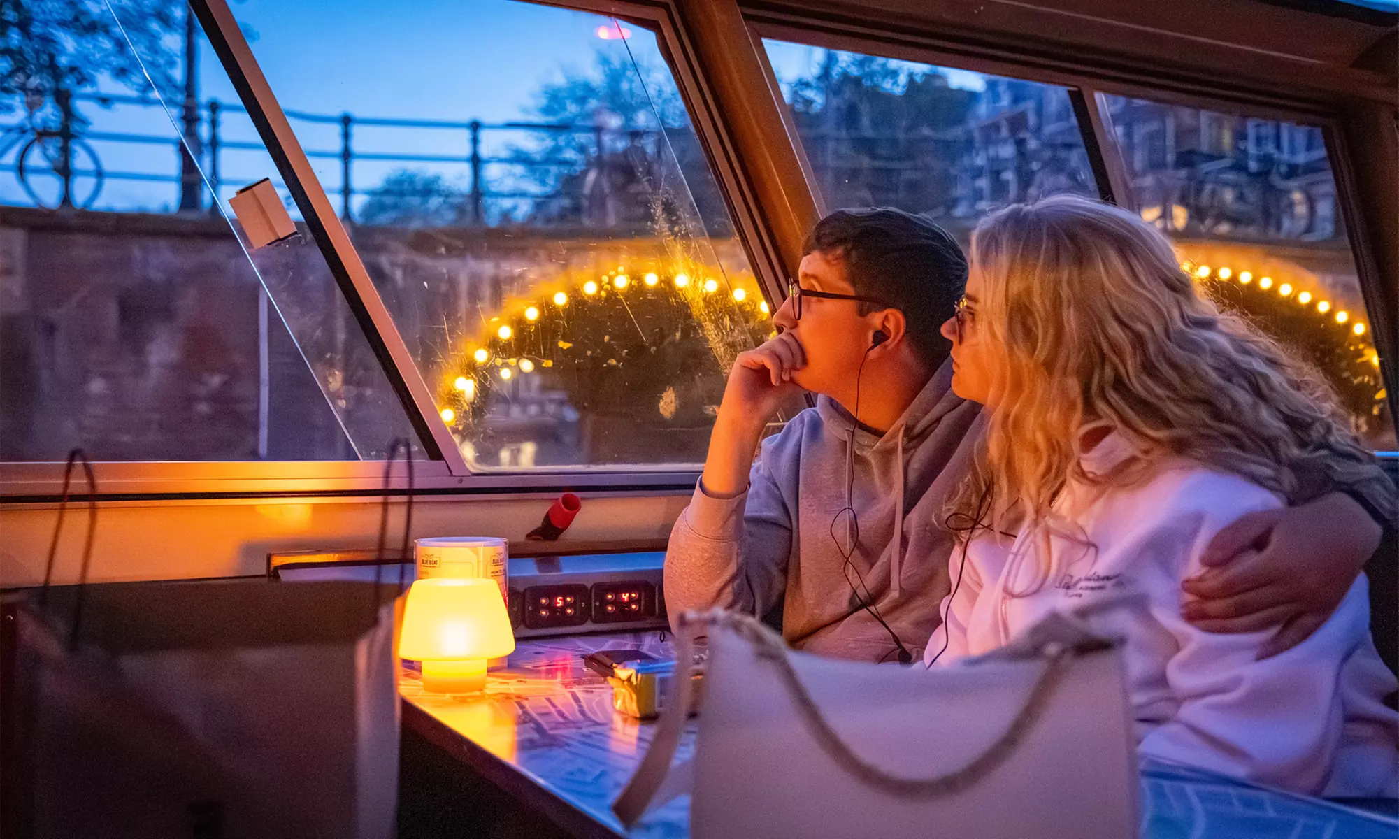 Grachten vol lichtjes en legendes: een avondcruise door Amsterdam