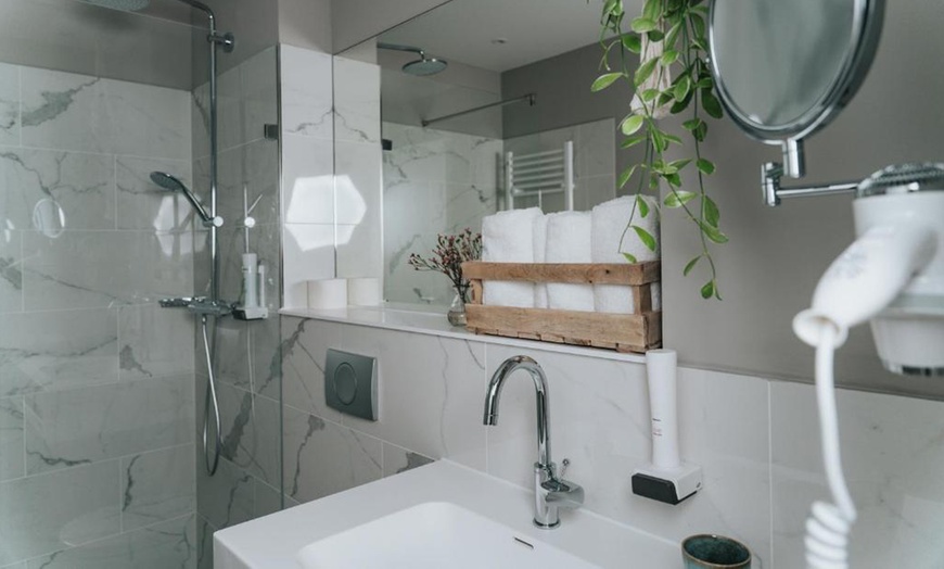 Image 10: Frankfurt am Main: Standard double room including breakfast