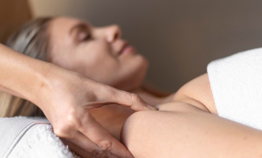 Image 4: Masaje sueco o relajante de 45 o 60 min, con opción craneocervical