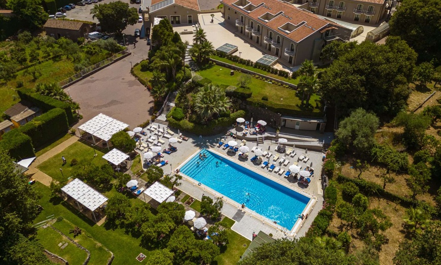 Image 2: Catania 4*: Soggiorno con colazione, mezza pensione, piscina e Spa