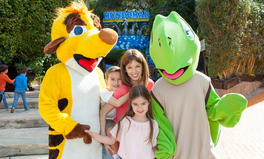 Image 1: Diversión en familia con una entrada a MundoMar y/o Aqualandia