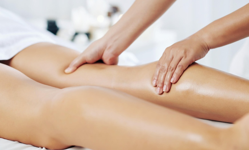 Image 1: Massage détoxifiant : l'art de la purification