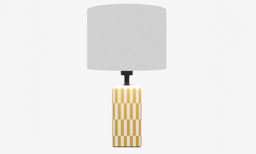 Image 7: Lampe de chevet en céramique à motif damier 