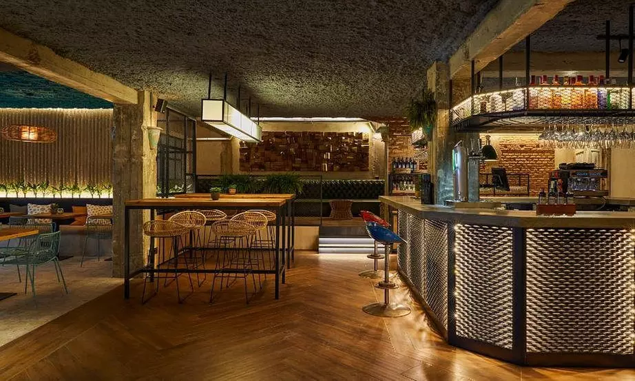 Menú internacional para 2 personas con entrante, postre y bebida