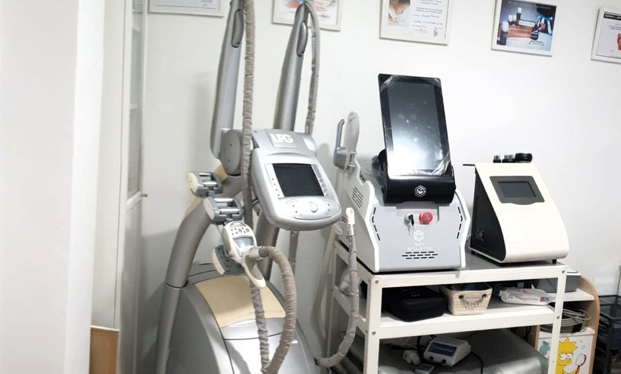 Image 9: 3, 6 o 9 sesiones con cavitación, presoterapia y masaje drenante 