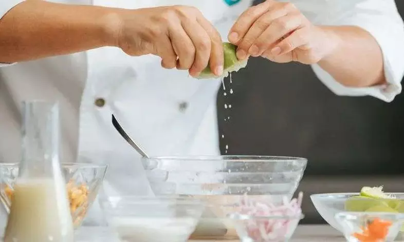 Menú peruano para 2 o 4 con entrantes, principales, postres y bebidas