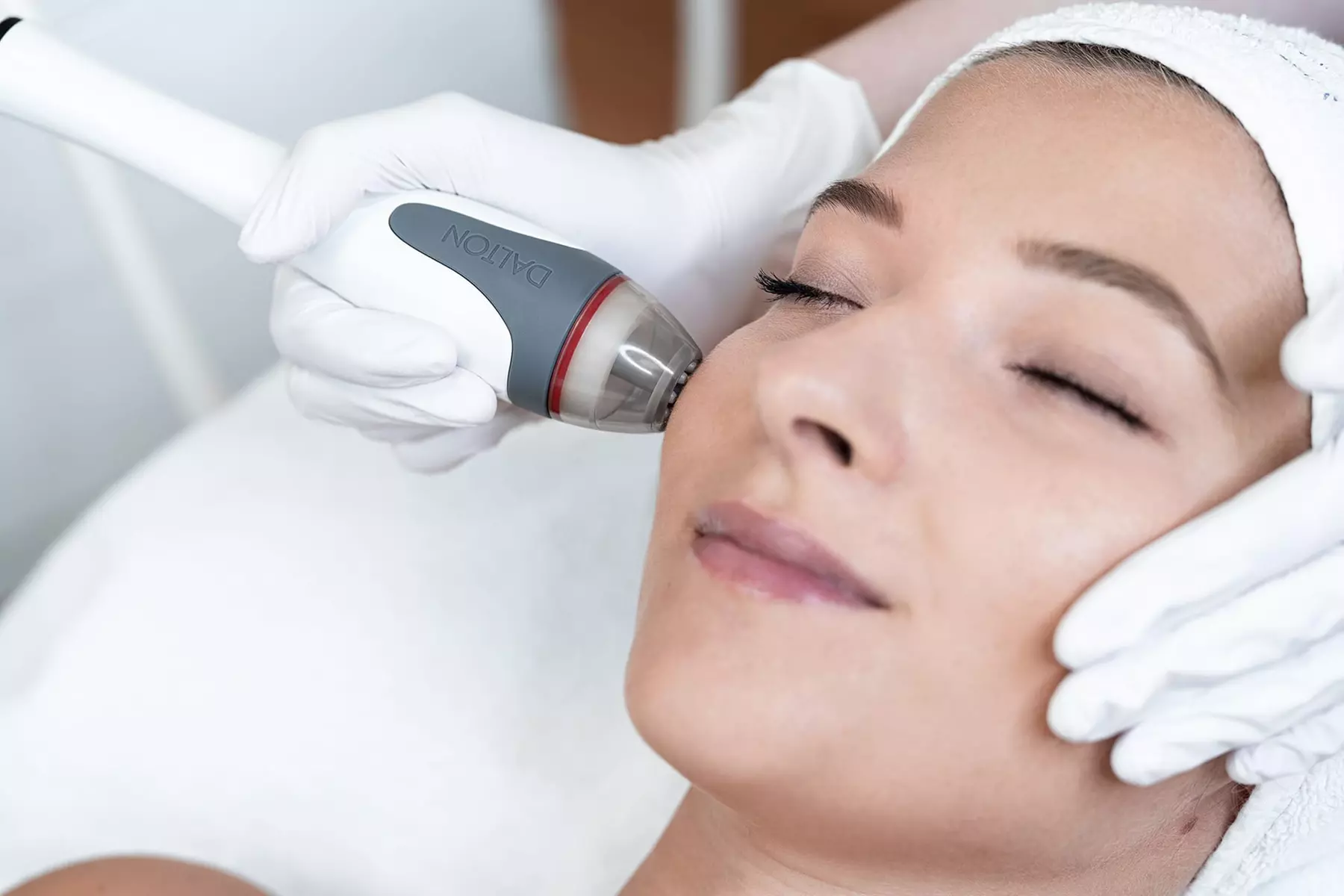 60 Min. Aqua-Facial-Gesichtsbehandlung, opt. mit Stammzellentherapie, bei Lineva Aesthetics (bis zu 50% sparen) - Primary Image