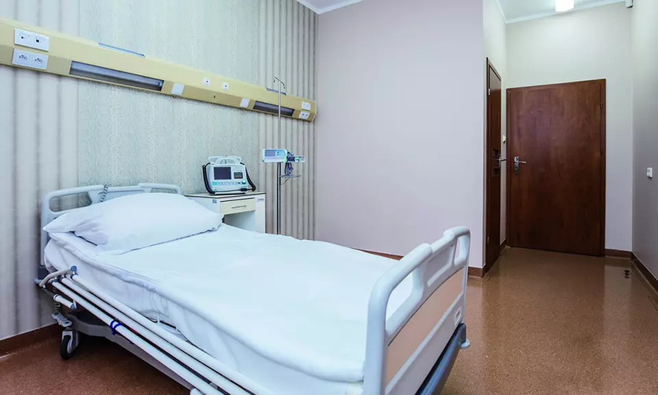 Korekta odstających uszu: 150 zł za groupon zniżkowy wart 1500 zł w Centrum Medycznym Coramed - Second Medium