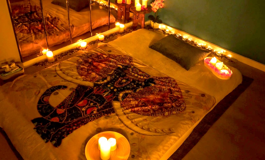 Image 1: Ritual candlelight relax en pareja con opción a botella de vino