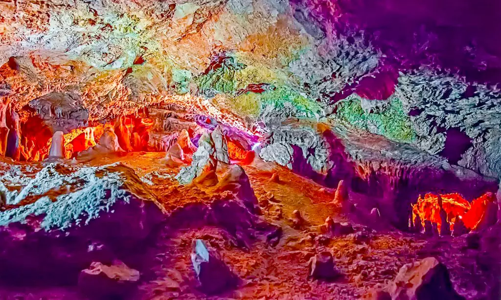 Aventura diferente: entrada a las Cuevas De Genova para niño y adulto