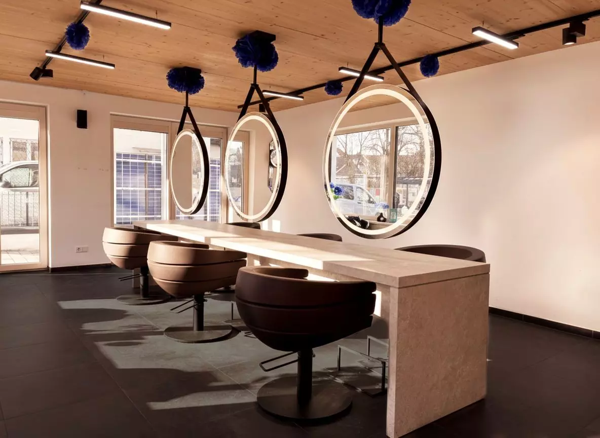 Waschen, Schneiden und Föhnen, opt. inkl. Ansatzfarbe für 1 Person