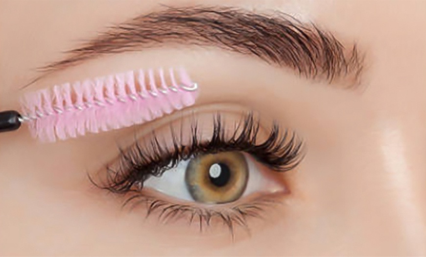 Image 1: Lifting de pestañas con tinte negro, depilado y mascarilla de colágeno