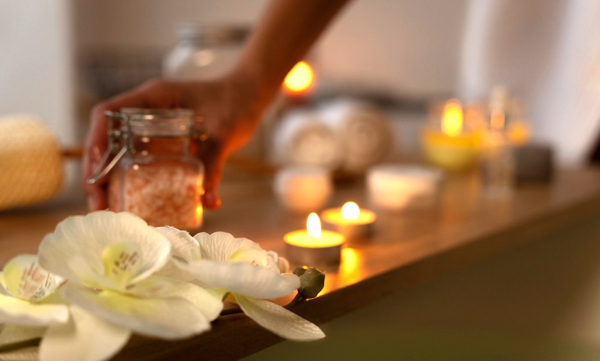 Image 2: Masaje corporal con técnica a elegir y opción a extras para 1