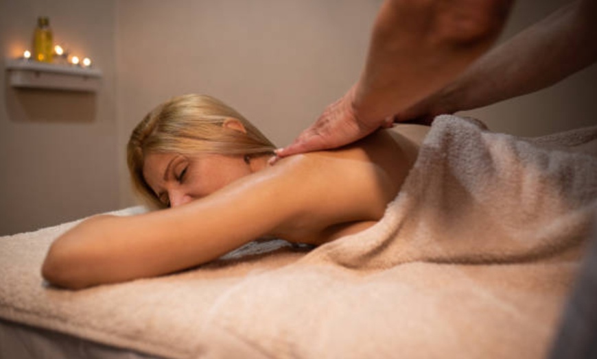 Image 7: 1 o 4 masajes personalizados o ritual con gravedad cero y haloterapia