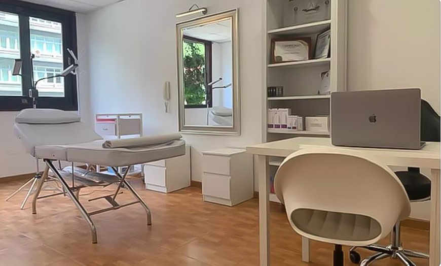 Image 2: Limpieza facial básica con serum lifting, antiedad o vitaminas C 