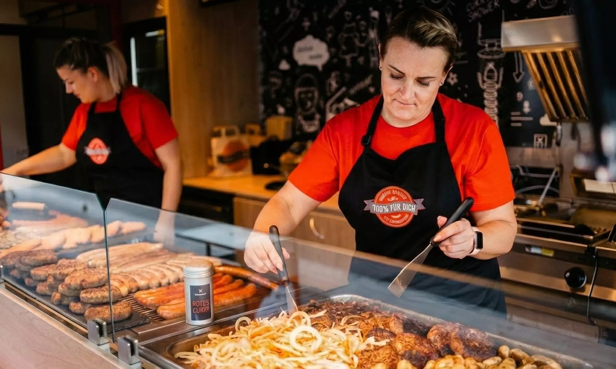 Curry Wurst, Curry-Wurst-Menü / vegane Variante mit Pommes & Getränk
