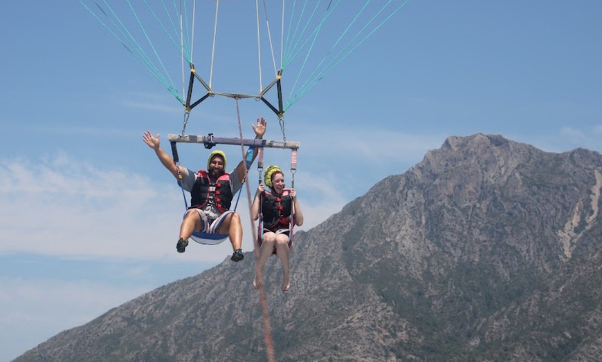 Image 4: Paseo en parasailing para 2 o 3 personas 