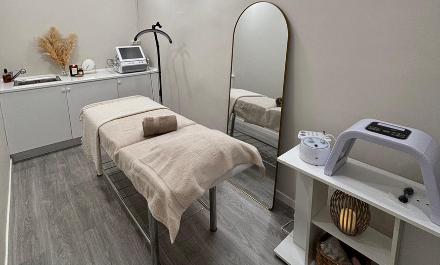 Image 7: Tratamiento facial con 1 o 2 viales de 1 ml de relleno dérmico 