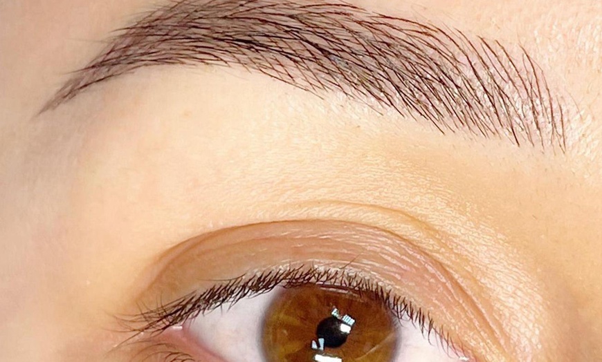 Image 4: Des sourcils redessinés avec la méthode du microblading