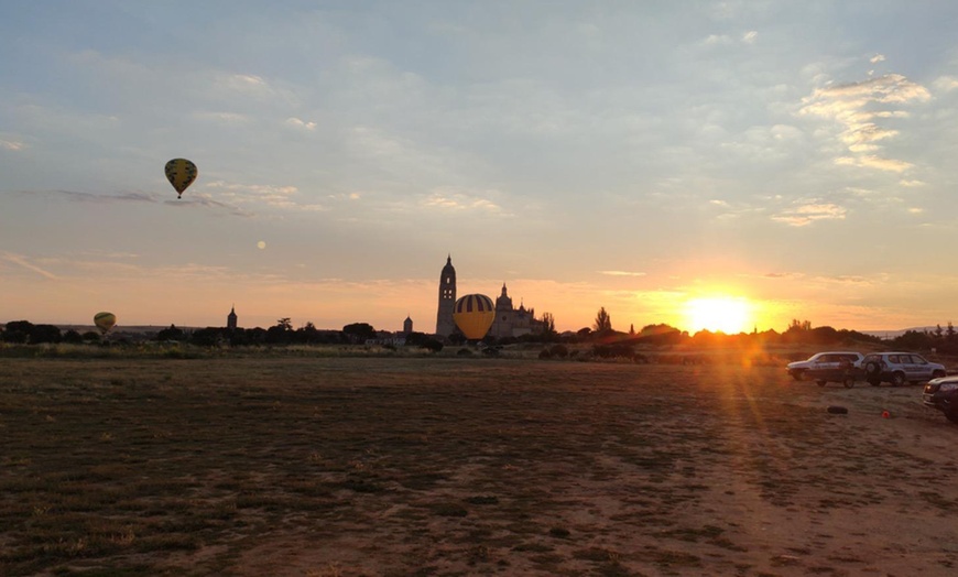 Image 3: Vuelo en globo al amanecer para 1 o 2 personas con picnic y brindis