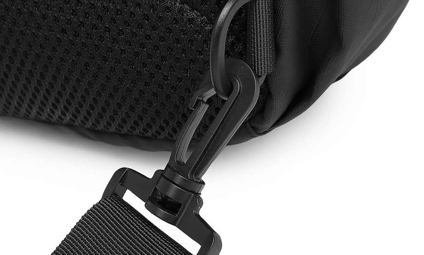 Image 9: Wasserfeste Umhänge-Brusttasche für Herren