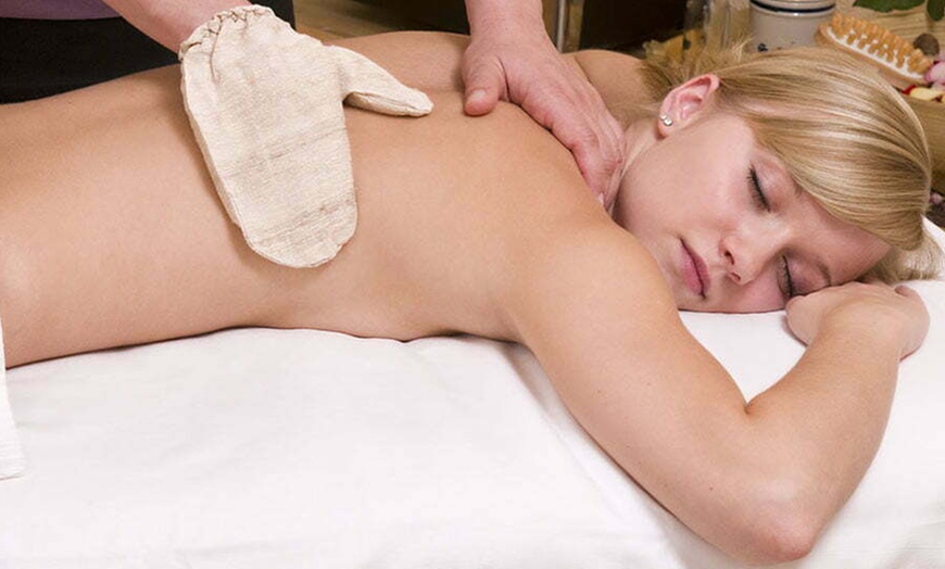 Image 5: 60 Min. Ganzheitliche Ayurveda-Massage nach Wahl für 1 Person