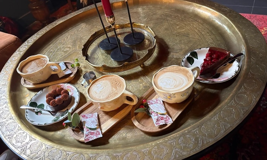 Image 1: Kaffee & Blütenzauber: 1-2 Heißgetränk und 1-4 Kuchenstücke nach Wahl 