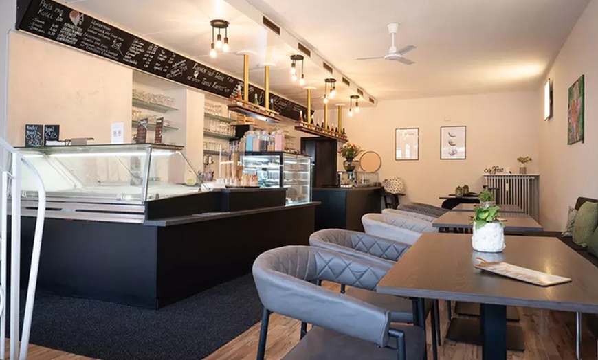 Image 6: 2 hausgemachte Kuchen nach Wahl o. 2 belgische Waffeln mit Puderzucker