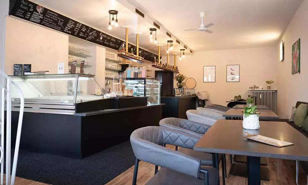 2 hausgemachte Kuchen nach Wahl o. 2 belgische Waffeln mit Puderzucker