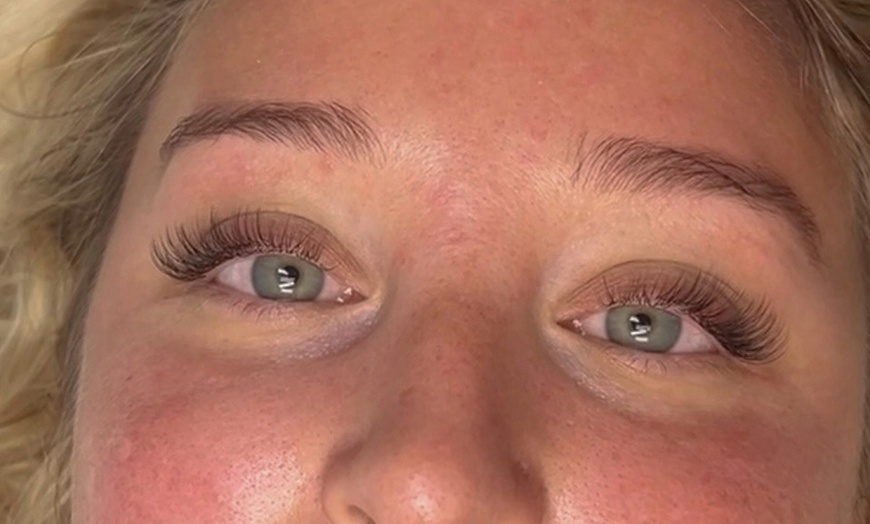 Image 2: Get Stunning Looks with Full Set of Eyelash Extensions 