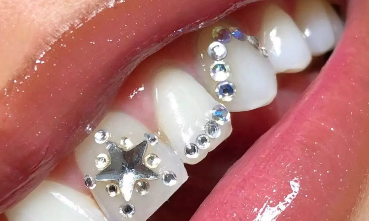 Stralende glimlach, onberispelijke make up