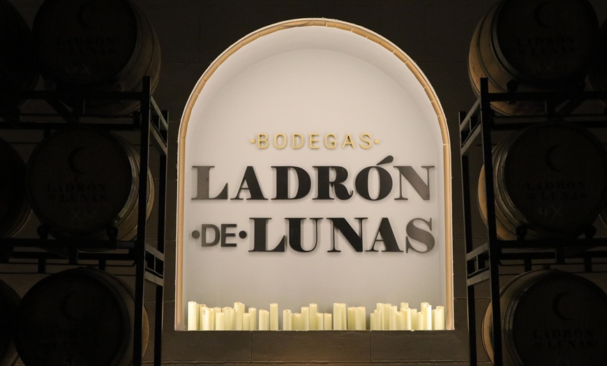 Image 2: Visita a una bodega, cata de vinos, vermut de bienvenida y aperitivo