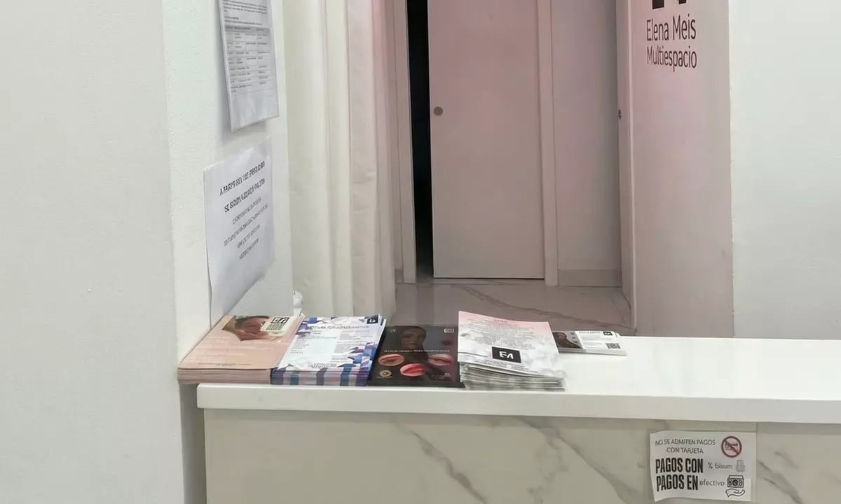 Extensiones de pestañas pelo a pelo en ambos ojos