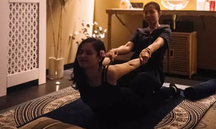 Doświadczenie orientu: masaż tajski lub tradycyjny masaż balijski w Azja Spa (do -27%) - Primary Image