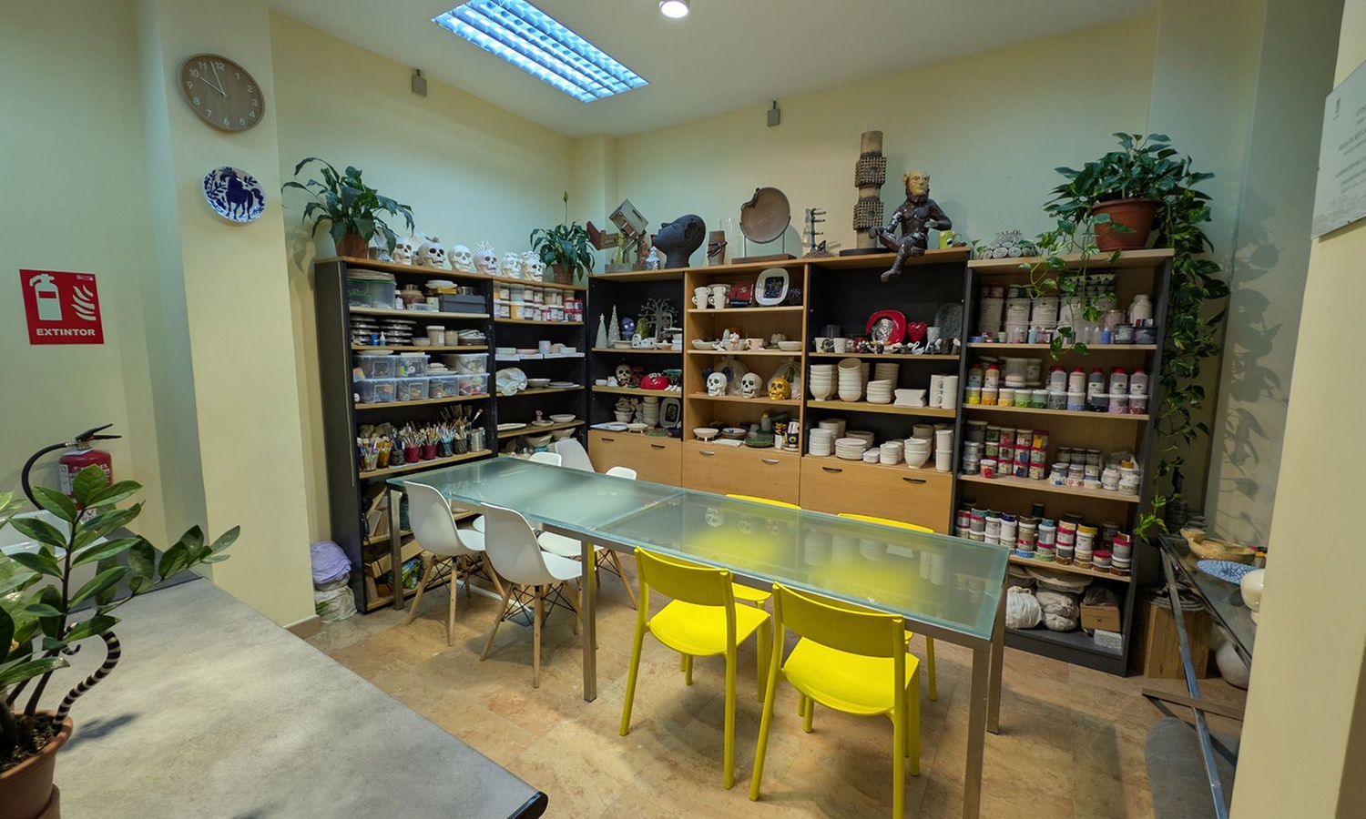 Taller de pintura cerámica con picoteo y bebida para 3, 4 o 8 personas