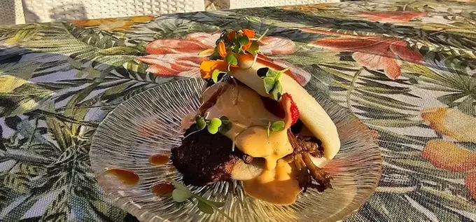 Menu de caldero con entrantes, principales, postres y bebidas