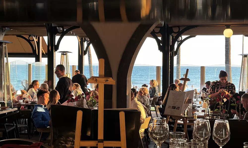 Menú mediterráneo prémium frente al mar para 2 o 4 con aperitivo y cava, postre y bebida, con hasta un 40% menos - Primary Image