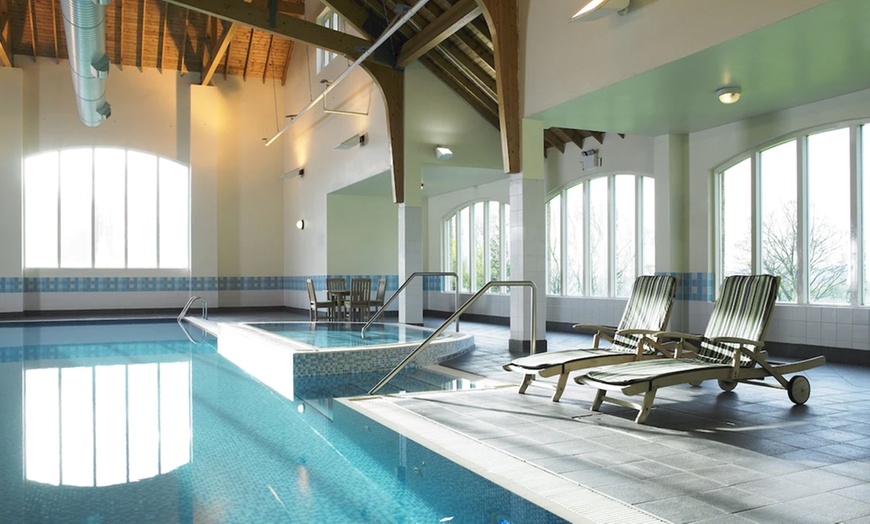 Image 2: West Yorkshire: 4* Standard Double or Twin Room with Breakfast & Wi-Fi