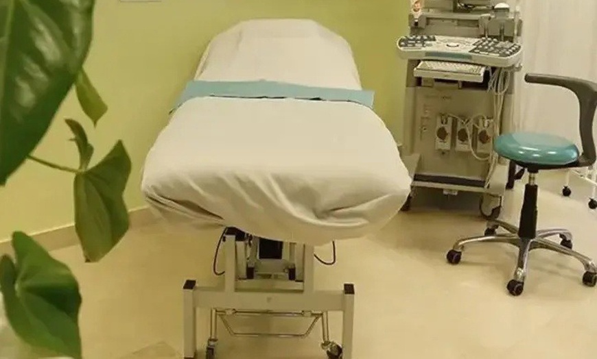 Image 5: Masajes relajante, corporal con velas y de cabeza indio en NH Clínicas