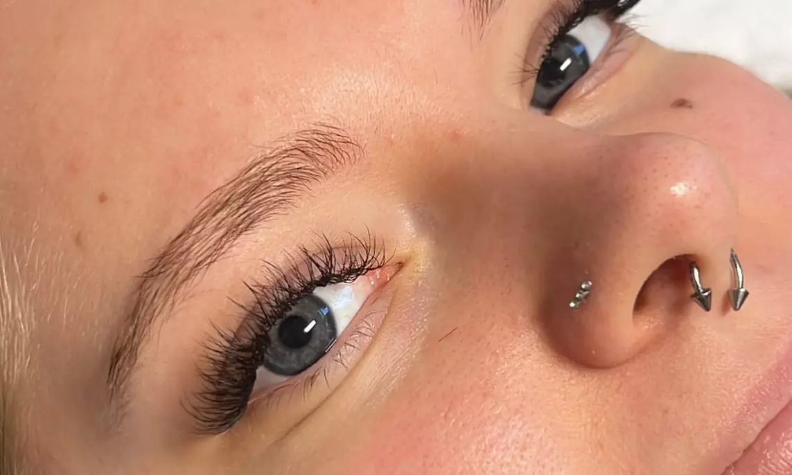 Augenbrauen-Lifting, optional mit Färben, für 1 Person