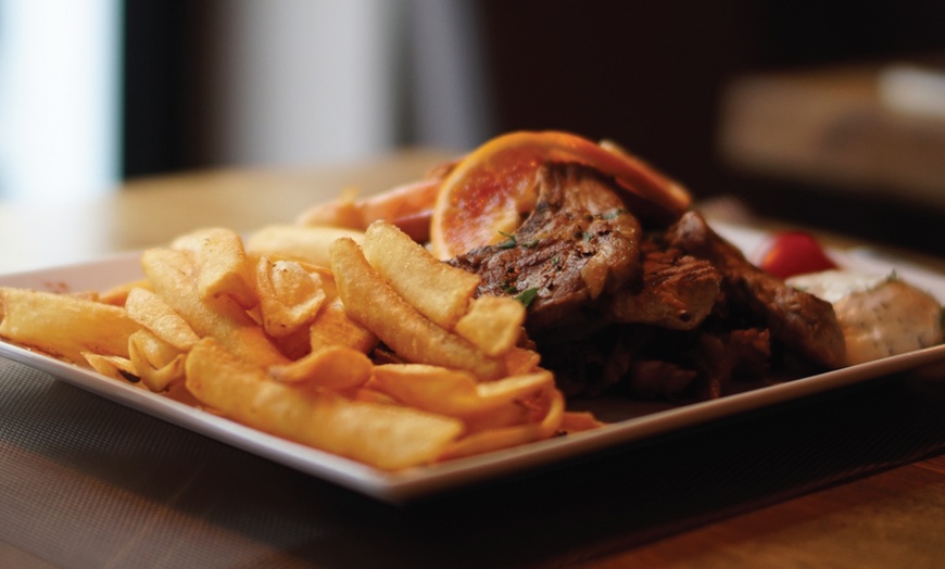 Image 2: Griechisches 3-Gänge-Menü inkl. Ouzo  für 2 - 4 Personen