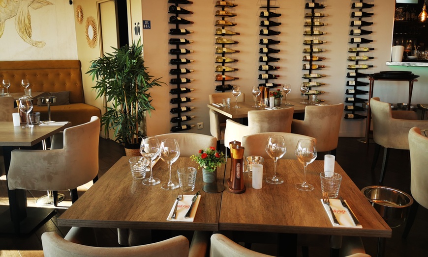 Image 7: Déjeuner ou dîner bistronomique en bord de mer au Voile Rouge