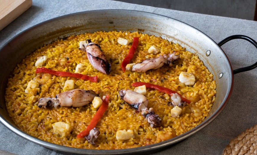 Image 1: Menú mediterráneo para 2 o 4 con postre y vino cerca de la playa